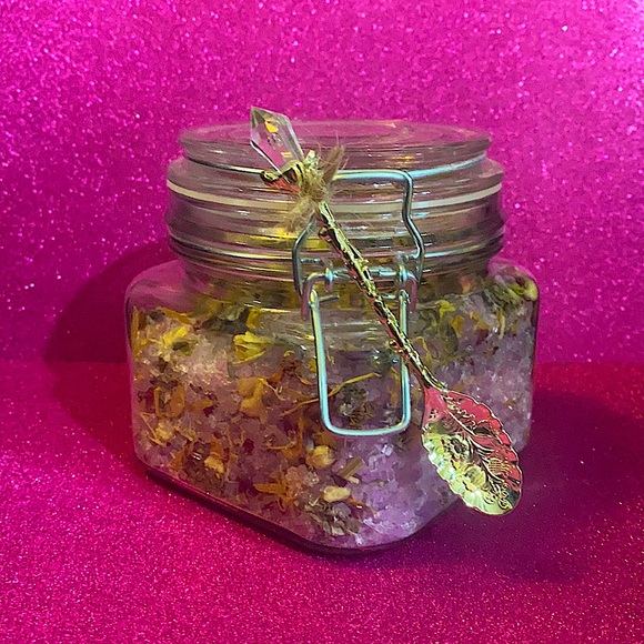 Beautiful bath salts and flowers with silver and Quartz spoon. - Picture 1 of 9